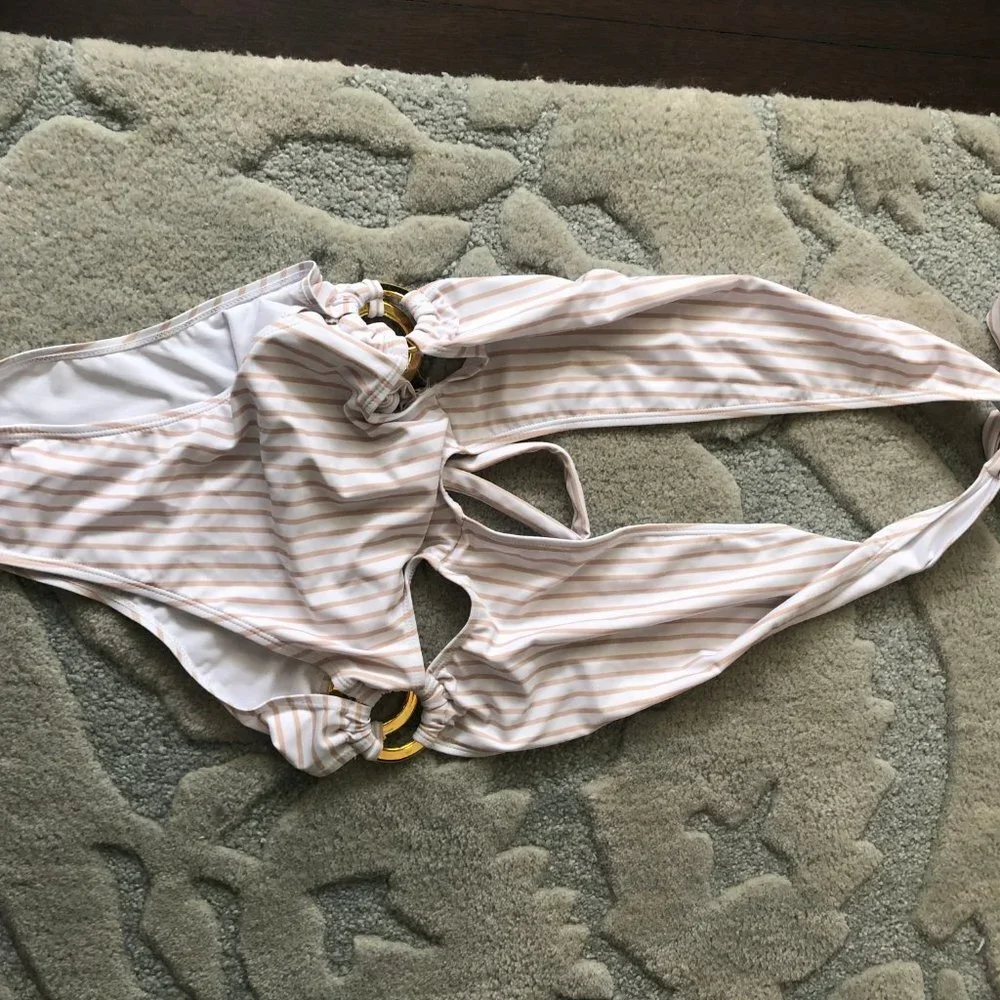 PrettyLittleThing Halterneck Striped Ring Swimsuit - Picture 4 of 8